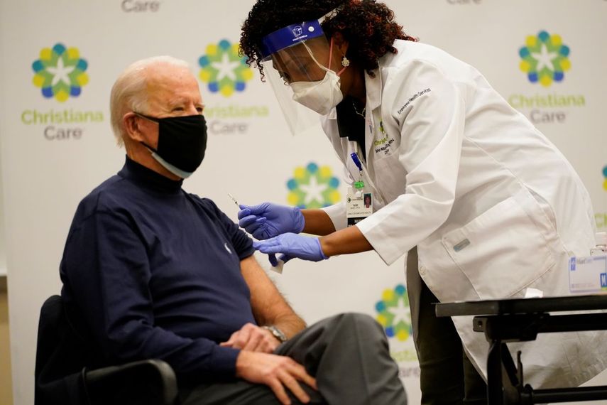 El presidente electo Joe Biden recibe la primera dosis de la vacuna contra coronavirus desarrollada por Pfizer y BioNTech en el hospital ChristianaCare Christiana, en Newark, Delaware, el lunes 21 de diciembre de 2020.