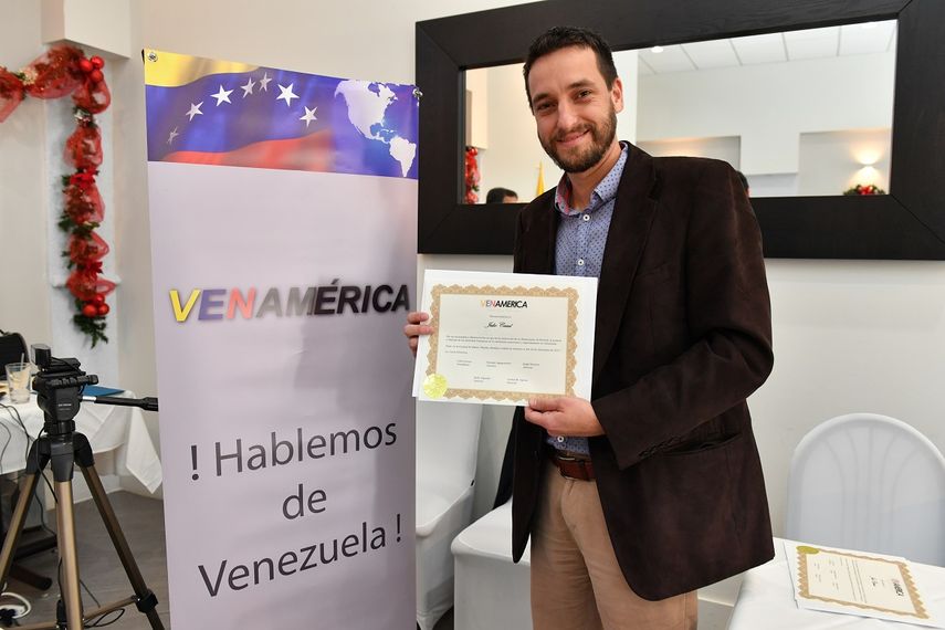 Tulio Casal, editor de Estrategia Digital de DIARIO LAS AMÉRICAS, recibió el reconocimiento de Venamérica que dedicó a todos sus compañeros de labor.