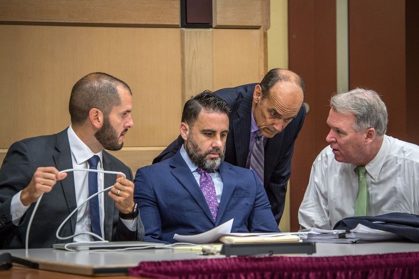 Pablo Ibar (cen.) escucha a sus abogados Joe Nascimento (izq.), Kevin J. Kulik (der.), y Benjamin Waxman (de pie) durante una audiencia en un tribunal en Fort Lauderdale, en el condado Broward, en Florida.
