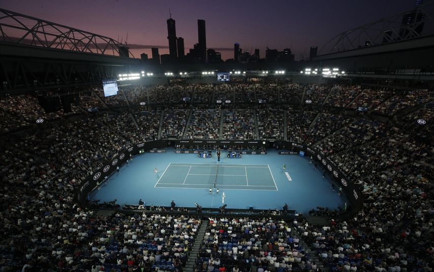 ARCHIVO - En esta foto del 2 de febrero de 2020, Novak Djokovic (derecha) y Dominic Thiem disputan la final del Abierto de Australia en Melbourne.