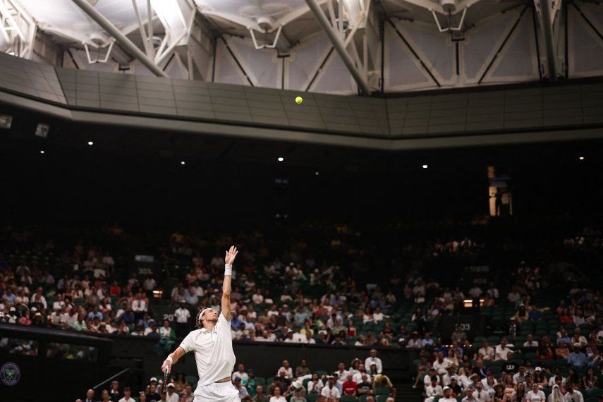 El francés Arthur Rinderknech le sirve la pelota al alemán Alexander Zverev durante su partido de tenis de primera ronda individual masculino en el primer día del Campeonato de Wimbledon 2025 en el All England Lawn Tennis and Croquet Club en Wimbledon, al suroeste de Londres, el 30 de junio de 2025.&nbsp;