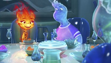 En esta imagen proporcionada por Disney/Pixar Studios, Ember, con la voz de Leah Lewis, izquierda, y Wade, con la voz de Mamoudou Athie en una escena de la película animada Elemental.&nbsp;