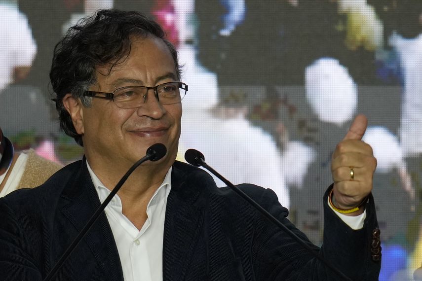 El presidente de Colombia Gustavo Petro, de la coalición Pacto Histórico, alza el pulgar a sus seguidores en la noche de las elecciones en Bogotá, Colombia, el domingo 29 de mayo de 2022.&nbsp;