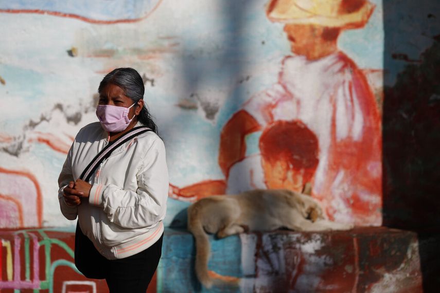 Una mujer se frota gel desinfectante el mi&eacute;rcoles 22 de julio de 2020 mientras espera en una fila para realizarse la prueba de coronavirus, en San Gregorio Atlapulco, en la Ciudad de M&eacute;xico.