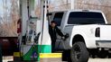 Un hombre llena su tanque en una gasolinera en Rolling Meadows, Illinois, el viernes 1 de abril de 2022. Un hombre llena su tanque en una gasolinera en Rolling Meadows, Illinois, el viernes 1 de abril de 2022.
