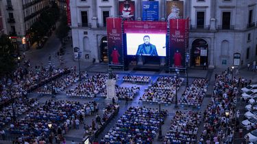 Aficionados a la ópera y transeúntes observan una representación de Turandot, de Giacomo Puccini, en el exterior del Teatro Real de Madrid, el 14 de julio de 2023.