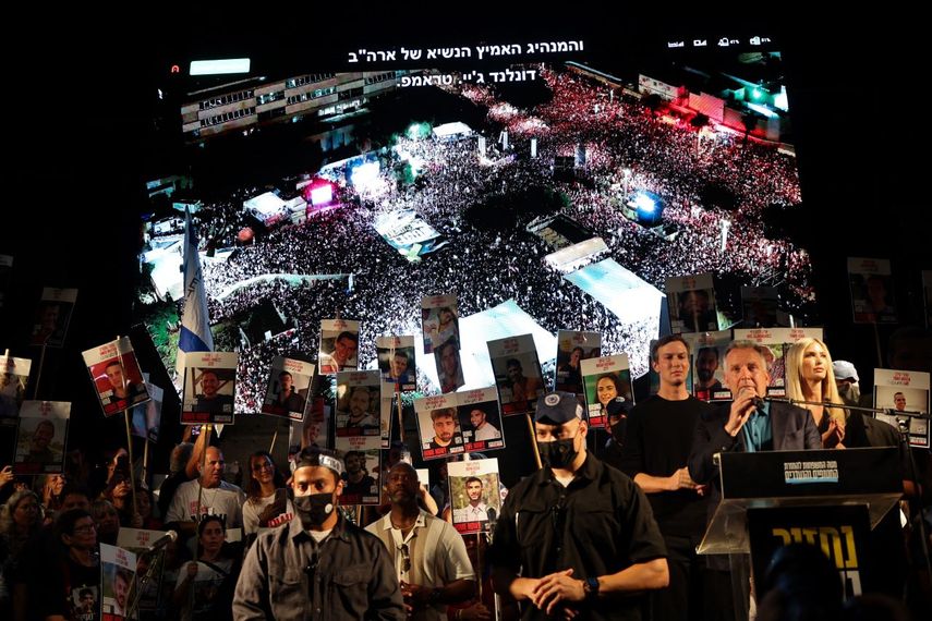 El enviado especial de Estados Unidos, Steve Witkoff, habla a la multitud de israelíes mientras el empresario estadounidense Jared Kushner y su esposa Ivanka Trump, enviados por el presidente Donald Trump, observan durante una reunión en la Plaza de los Rehenes en Tel Aviv el 11 de octubre de 2025.