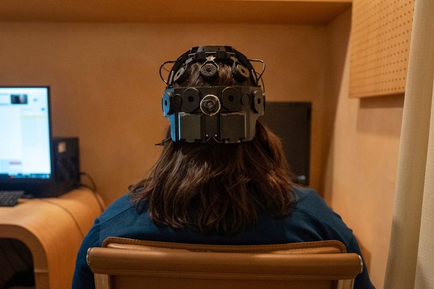 Emily Hollenbeck, paciente de terapia de estimulación cerebral profunda, muestra un dispositivo EEG que registra la actividad cerebral mientras ella ve videos cortos en el Q-Lab, el 20 de diciembre de 2023, de Mount Sinai, en Nueva York.