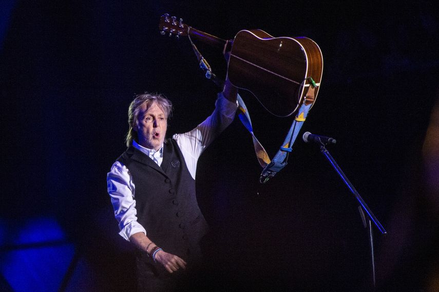 Paul McCartney se presenta en el Festival de Glastonbury en Worthy Farm, Somerset, Inglaterra, el 25 de junio de 2022.