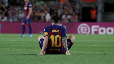 El delantero argentino Lionel Messi del Barcelona en la cancha tras lesionarse durante el partido ante el Villarreal en la Liga española, el martes 24 de septiembre de 2019