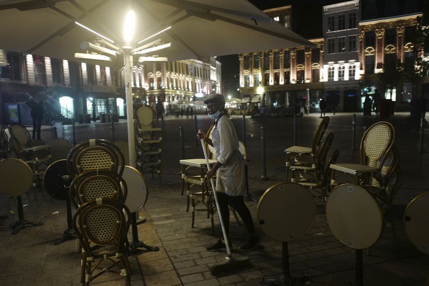 El gerente de un bar cierra la terraza en Lille, Francia, el martes 29 de septiembre de 2020.