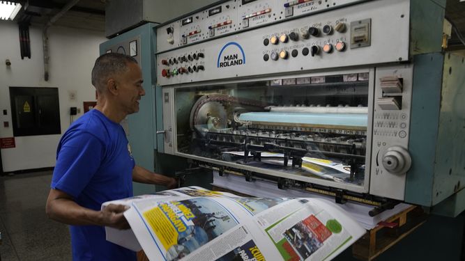 Un empleado trabajando en una imprenta que publica el diario Entérate en Caracas el 26 de julio del 2021. Los mismos periodistas distribuyen el periódico en autobuses y paradas de autobuses. 