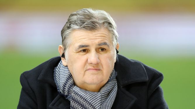 En esta foto de archivo tomada el 2 de marzo de 2018, el periodista y comentarista francés Pierre Ménès observa durante el partido de fútbol francés L1 Mónaco vs Burdeos en el Estadio Luis II de Mónaco.