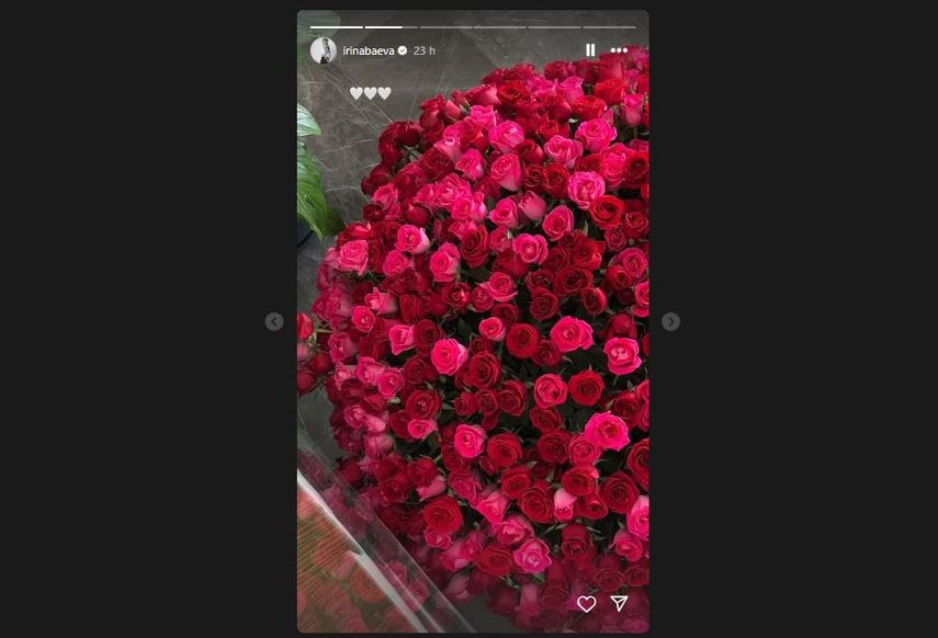 Irina Baeva muestra las flores que recibió el 14 de febrero.