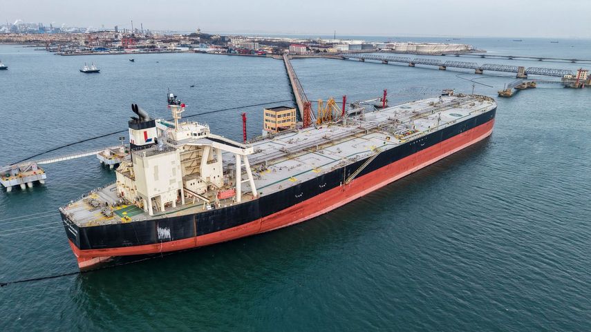 Barco petrolero de China en el Puerto de Qingdao.