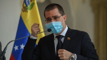 NOTICIA DE VENEZUELA  - Página 61 El-canciller-del-regimen-nicolas-maduro-jorge-arreaza-se-quita-la-mascarilla-dirigirse-la-prensa-luego-una-reunion-el-coordinador-residente-la-onu-peter-grohmann-la-cancilleria-caracas-el-28-y-20-septiembre