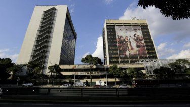 Entrada principal de la sede de la petrolera estatal Petróleos de Venezuela, PDVSA, en Caracas.