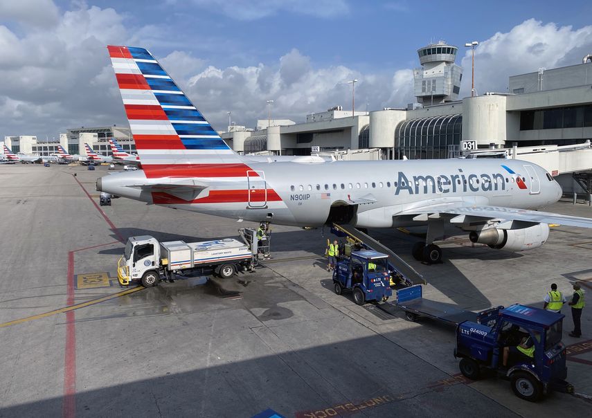 Un avi&oacute;n de American Airlines en el Aeropuerto Internacional de Miami.