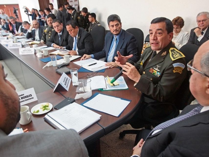 El ministro de Defensa, Williams Mansilla,explica el conflicto a los diputados. (CORTESÍA. prensalibre.com)