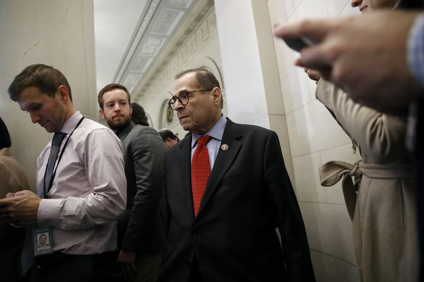 El presidente de la Comisi&oacute;n de Asuntos Jur&iacute;dicos de la C&aacute;mara de Representantes, el dem&oacute;crata Jerrold Nadler, camina hacia el podio despu&eacute;s de la aprobaci&oacute;n de los cargos contra el presidente Donald Trump, en el Congreso, Washington, viernes 13 de diciembre de 2019.