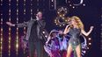 Raymix y Paulina Rubio en una presentación de los Latin Billboard 2020 desde el BB&T Center in Sunrise, en Florida. La Chica Dorada ha sido demanda por una compañía de crédito en Miami.&nbsp; 