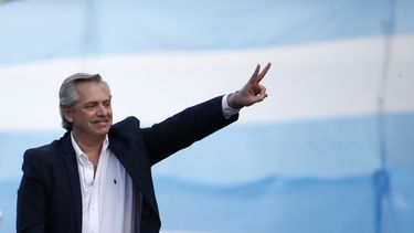 El candidato presidencial Alberto Fern&aacute;ndez hace la se&ntilde;al de la victoria a sus simpatizantes en su acto de cierre de campa&ntilde;a en Mar del Plata, Argentina, el jueves 24 de octubre de 2019.