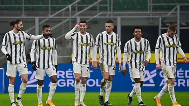 El portugués Cristiano Ronaldo celebra junto a sus compañeros de Juventus tras marcarle al Inter en la semifinal de la Copa Italia