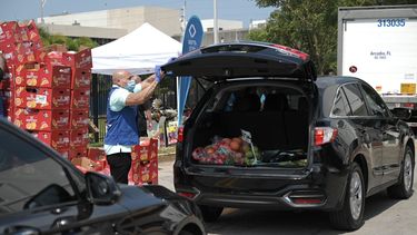 Cientos de empleados del Sistema de Salud Jackson recibieron frutas y verduras frescas de parte de la cadena Sams Club.