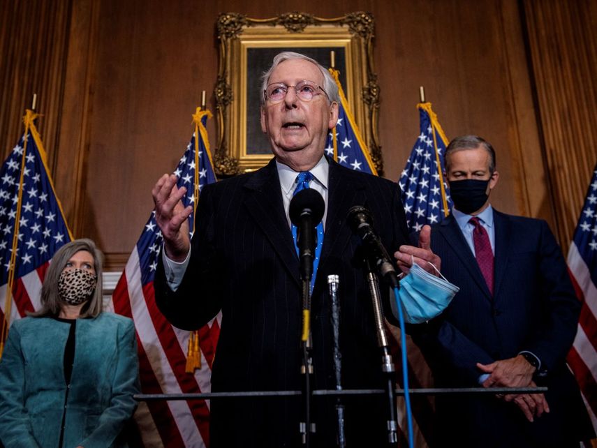El líder de la mayoría en el Senado, Mitch McConnell, hace declaraciones a la prensa en el Capitolio, en Washington, el martes 8 de diciembre de 2020.