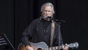 El músico Kris Kristofferson canta en el festival de música de Glastonbury en la granja Worthy Farm, el 23 de junio de 2017, en Somerset, Inglaterra.