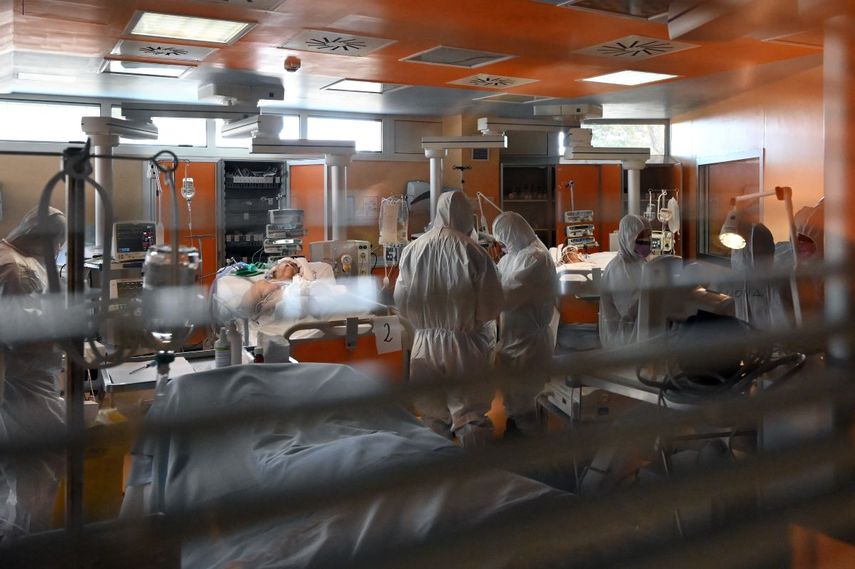 El 24 de marzo de 2020, personal m&eacute;dico con equipo de protecci&oacute;n atienden a los pacientes en la nueva unidad de cuidados intensivos creada para casos de coronavirus COVID-19 en el hospital Casal Palocco, cerca de Roma, Italia.