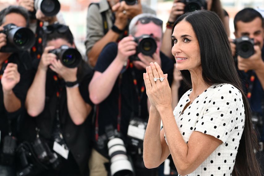 La actriz estadounidense Demi Moore posa durante una sesión fotográfica de la película The Substance en la 77ª edición del Festival de Cine de Cannes en Cannes, sur de Francia, el 20 de mayo de 2024.