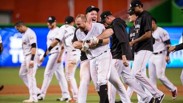 Holaday recibió el chance ante la ausencia de J.T.Realmuto quien recibió descanso por paternidad.
