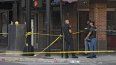 Agentes de policía permanecen en una calle de la zona de Ybor City en Tampa, Florida, después de un tiroteo, el domingo 29 de octubre de 2023.&nbsp;