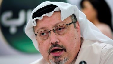 En esta imagen de archivo, tomada el 1 de febrero de 2015, el periodista saudí Jamal Khashoggi habla durante una conferencia de prensa en Manama, Bahrein.&nbsp;
