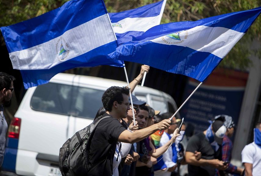Manifestantes gritan consignas durante un plantón contra el régimen de Daniel Ortega el 17 de abril de 2019, en Managua, Nicaragua.