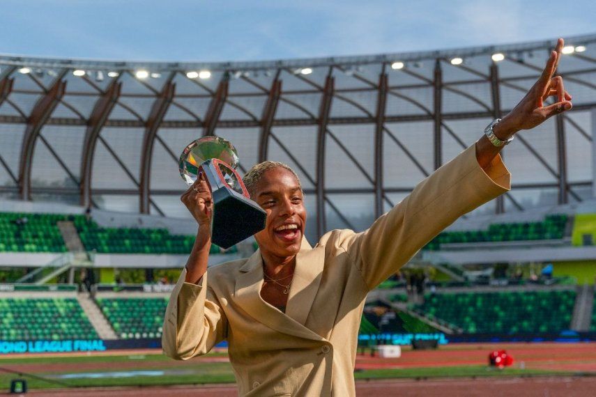 La venezolana Yulimar Rojas celebra con el trofeo tras ganar en el Prefontaine Classic and Wanda Diamond League Final, el 17 de septiembre de 2023.