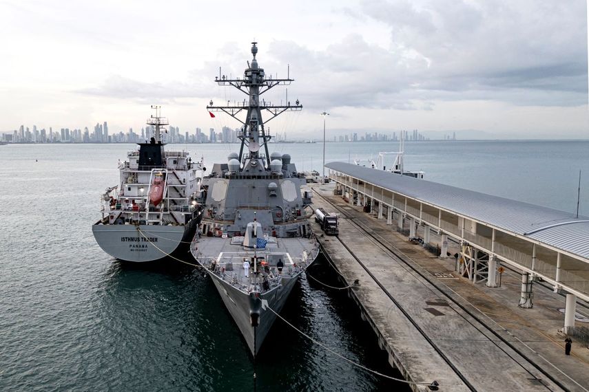 Buque de guerra USS Sampson se dirige hacia el Caribe, frente a las costas de Venezuela.