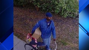 La policía de Miami está buscando a un hombre que dicen que agredió sexualmente a una mujer en Little Haití.&nbsp;