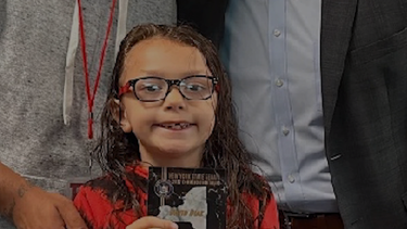 David Díaz un niño de 7 años almorzaba en su escuela, la Primaria Woodrow Wilson, ubicada en Nueva York, cuando se percató que su amigo, se estaba atorando con la comida.&nbsp;