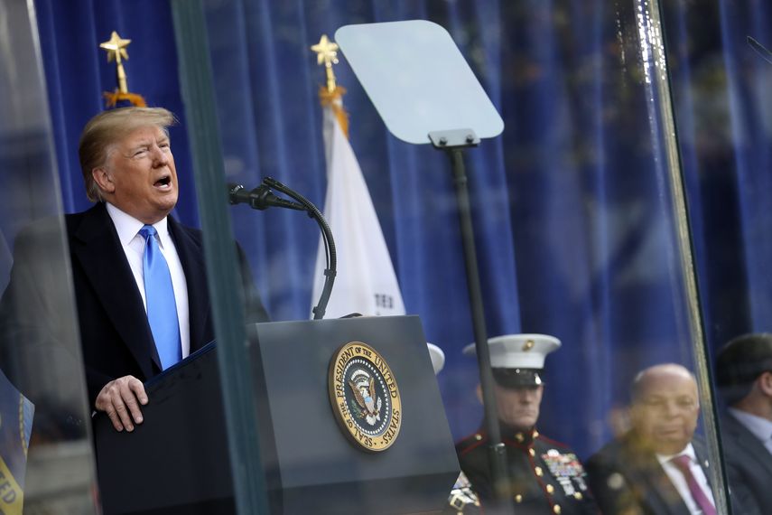 El presidente Donald Trump habla antes del desfile del D&iacute;a de los Veteranos de Guerra en Nueva York, 11 de noviembre de 2019.&nbsp;