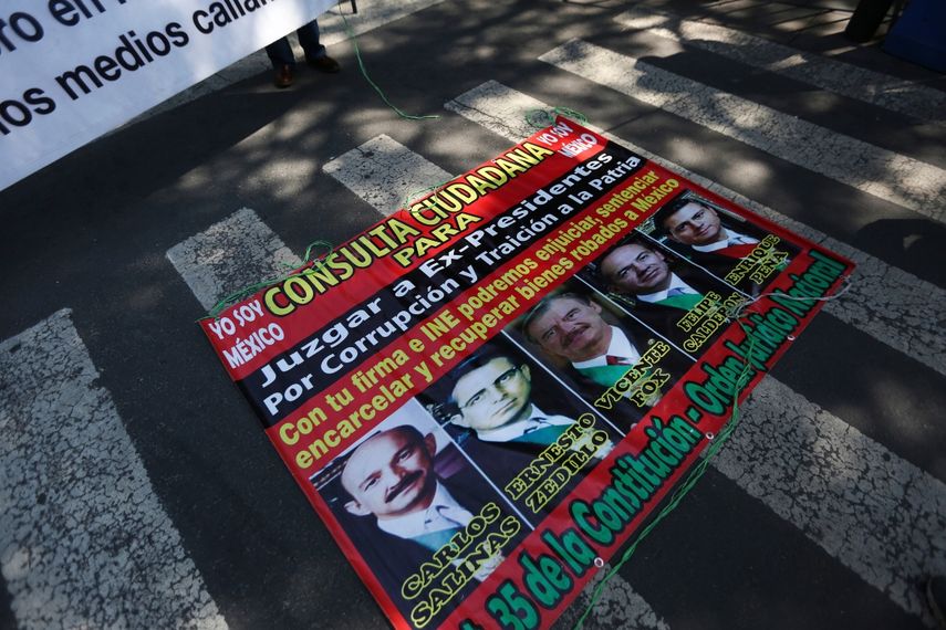 Un cartel con las im&aacute;genes de los expresidentes mexicanos yace en el suelo frente a la Corte Suprema durante una manifestaci&oacute;n de partidarios del actual presidente de M&eacute;xico, Andr&eacute;s Manuel L&oacute;pez Obrador, en la Ciudad de M&eacute;xico, el jueves 1 de octubre de 2020.&nbsp;