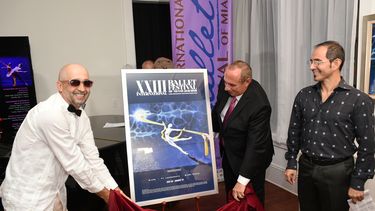 El artista Javier Dubrocq devela el póster de su autoría y que acompañará la jornada de la vigésimo tercera edición del Festival de Ballet de Miami.&nbsp;