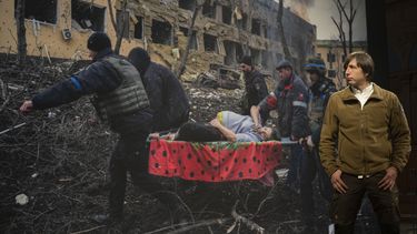 El ganador World Press Photo, el fotógrafo de The Associated Press Evgeniy Maloletka, posa delante de la imagen ganadora, la de una mujer embarazada trasladada en camilla ente los restos de una maternidad arrasada tras un ataque del ejército ruso, en Mariúpol, Ucrania.