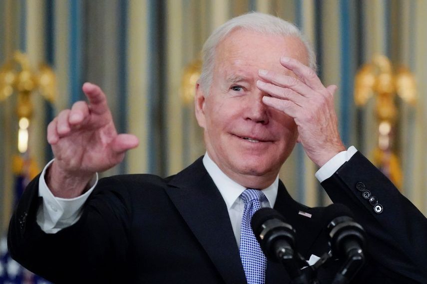 El presidente Joe Biden, jubiloso, responde a preguntas de la prensa sobre la ley de infraestructura aprobada por el Congreso, en la Casa Blanca, Washington, sábado 6 de noviembre de 2021.