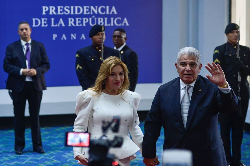 El presidente electo panameño José Raúl Mulino saluda a la prensa a su llegada, acompañado de su esposa, a la ceremonia de toma de posesión en el Centro de Convenciones Atlapa en Ciudad de Panamá, el lunes 1 de julio de 2024.
