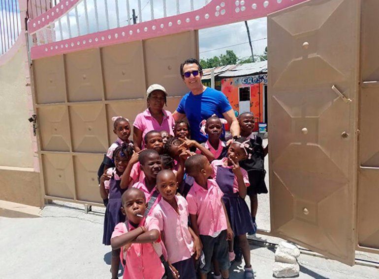 El empresario Daniel Oberti durante una de sus visitas a Haití para ayudar a los niños. 