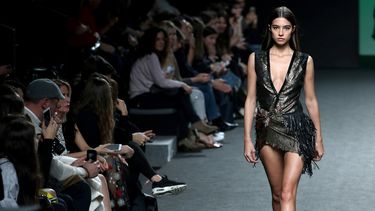 Una modelo desfila en Fashion Week Madrid una de las creaciones de Custo Barcelona.&nbsp;