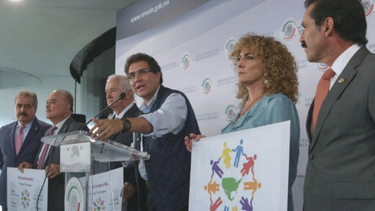 Los senadores mexicanos convocaron al Muro Humano de amor y fraternidad que busca demostrar que nosotros vamos a vencer a esta aparente frontera.