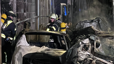 Un camión (detrás) y autos destrozados en una calle en Fuerth, Alemania, el 8 de febrero de 2022.&nbsp;